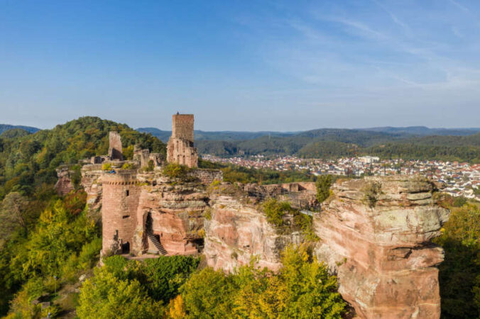 Malerisches Altdahn - Burgruinen im Dahner Felsenland (Foto: Dominik Ketz / Pfalz-Touristik e.V.)