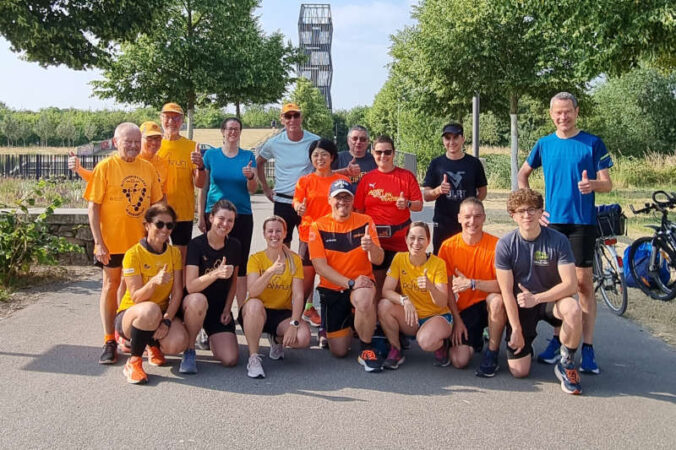 Bürgermeister Dr. Maximilian Ingenthron (rechts) gemeinsam mit dem Organisationsteam und einigen Laufbegeisterten nach dem Parkrun-Testlauf. (Quelle: Stadt Landau)