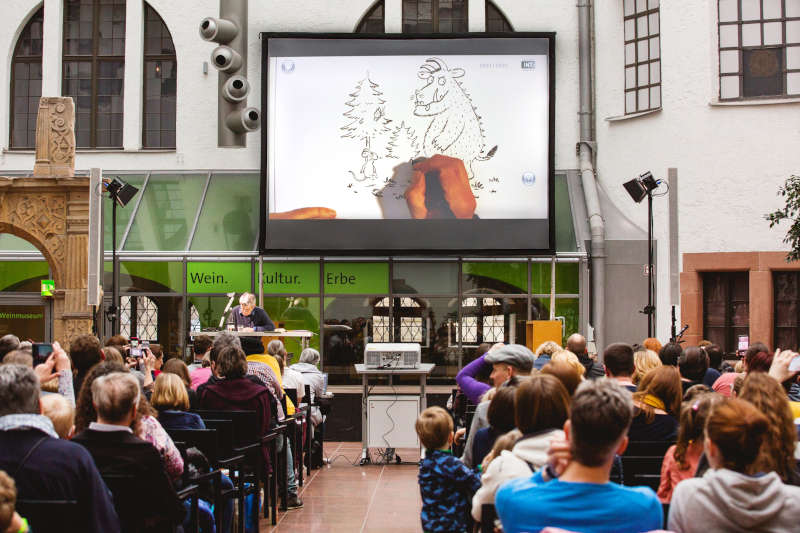 Axel Scheffler kam mehrmals nach Speyer, um für seine Fans im Museum zu lesen und zu zeichnen. (Foto: Historisches Museum der Pfalz/Carolin Breckle)