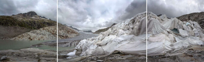 Der Klimawandel ist sichtbar: Thomas Wredes Triptychon „Rhônegletscher II“ von 2018 (Foto: Thomas Wrede, © VG-Bildkunst Bonn 2023)