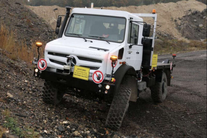 Der autonom fahrende Unimog (Foto: RPTU)