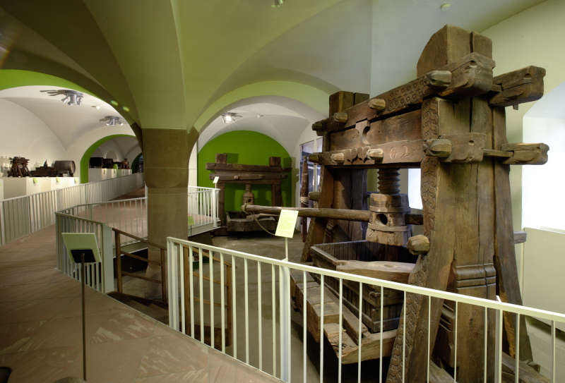 Blick in die Sammlung „Weinmuseum“. (Bildnachweis: Historisches Museum der Pfalz, Foto: Peter Haag-Kirchner)