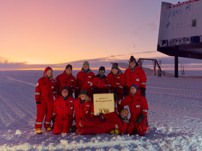 Überwinterungsteam der Neumayer-Station III in der Antarktis (Foto: AWI, Peter Frölich)