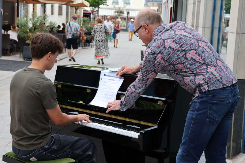 Schon bei der Eröffnung nutzten die ersten Passantinnen und Passanten die Möglichkeit für ein spontanes Mini-Konzert. (Quelle: Stadt Landau)