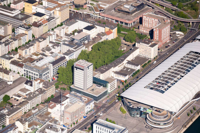 Über den Dächern von Ludwigshafen wird vom Rathaus zur Hauptstelle Ludwigshafen der Sparkasse Vorderpfalz (Bildmitte) ein Hochseil gespannt. (Foto: Klaus Venus)