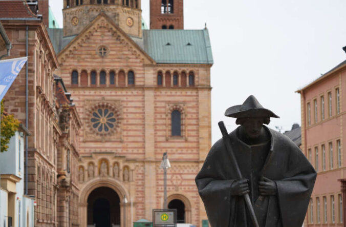 Der Pilger in der Maximilianstraße vor dem Speyerer Dom (Foto: Holger Knecht)