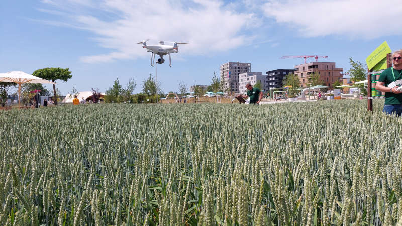 Kooperation zum Thema Smart Farming von BASF und John Deere auf der gemeinsamen Außenfläche. (Foto: BASF SE)