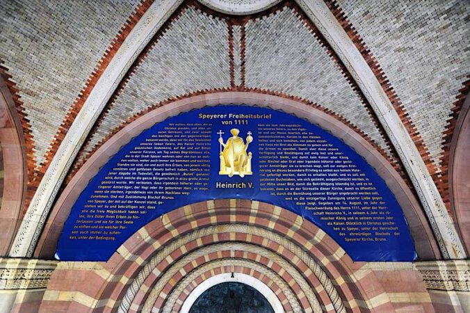 Nachbildung der Privilegieninschrift über dem Hauptportal des Doms anlässlich des Salierjahres 2011 (Quelle: Domkapitel Speyer, Foto: Klaus Landry)