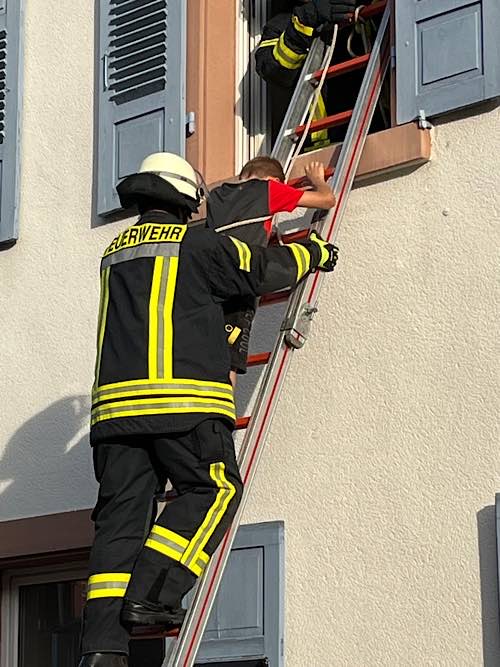 Personenrettung über eine Steckleiter bei einer Übung 2022 (Foto:Presseteam VG Lambrecht Feuerwehr)