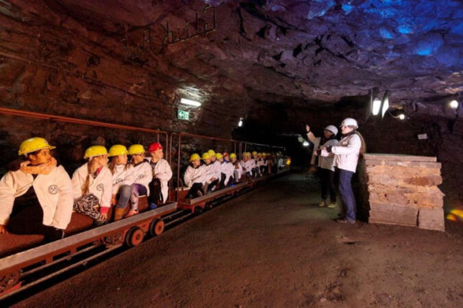 Kinder im Stollen (Foto: VG Lauterecken-Wolfstein)