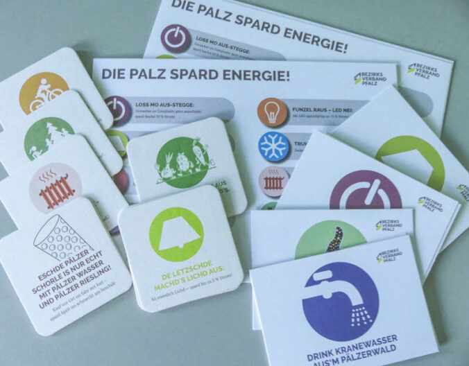 Energiespar- und Klimatipps auf Pfälzisch: Postkarten, Bierdeckel und Flyer des Bezirksverbands Pfalz (Foto: Bezirksverband Pfalz)