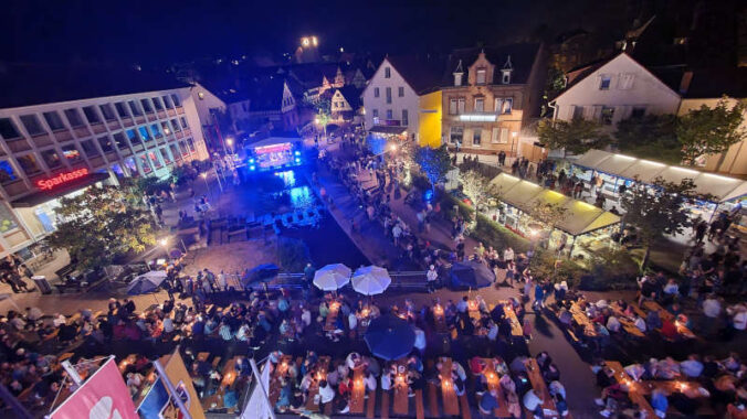 Das stimmungsvolle Festgelände vor dem Rathaus der Verbandsgemeinde (Foto: VGV Annweiler)