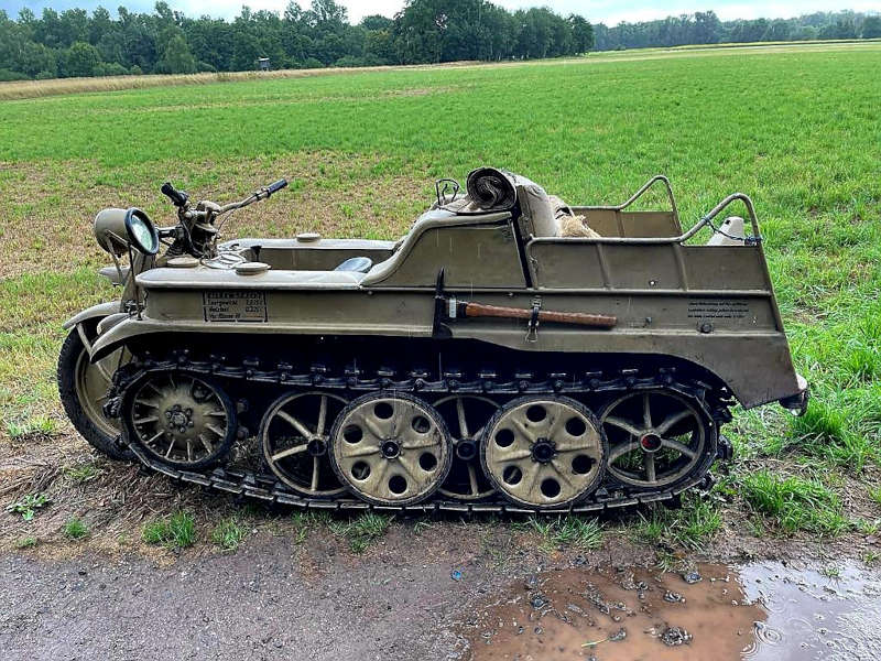 Historische Militärfahrzeuge brachten die Gäste zu der Absturzstelle (Foto: Stadtverwaltung Neustadt)