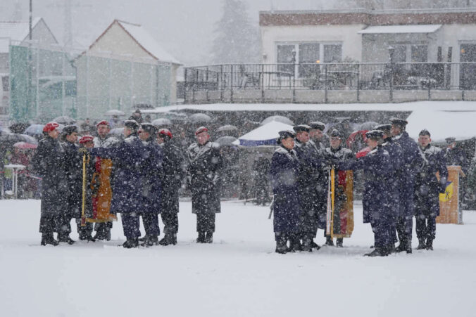 Rekrutinnen und Rekruten des Luftwaffenausbildungsbataillons und des ABC-Abwehrbataillons 750 "Baden" beim Sprechen der Gelöbnisformel (Foto: Holger Knecht)