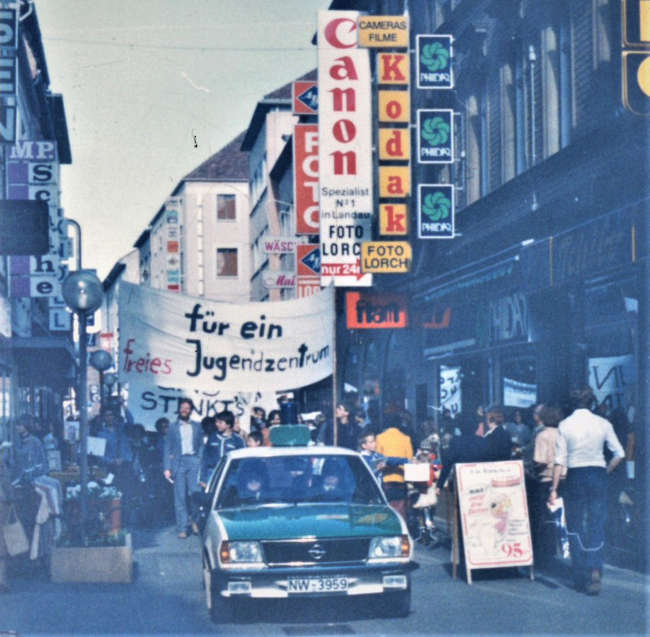 In den 70er- und 80er-Jahren kämpften junge Menschen in Landau für die Eröffnung eines Jugendzentrums – wie hier mit einer Demonstration in der Gerberstraße. (Quelle: Stadtarchiv Landau)