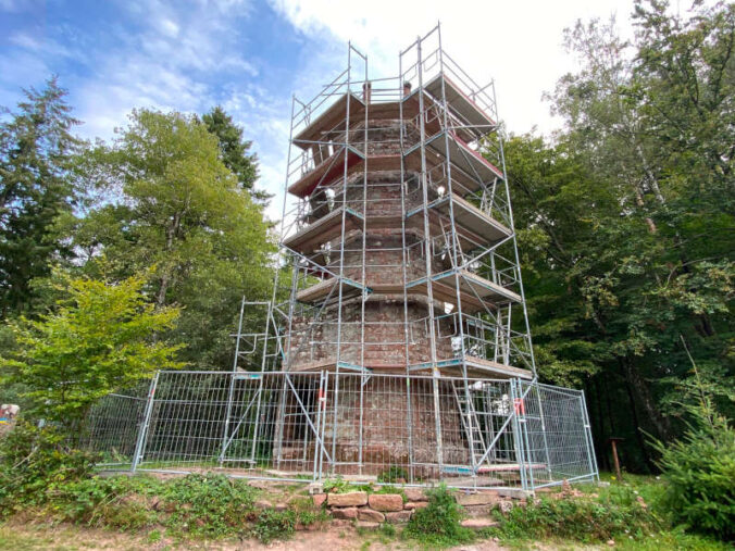 Schänzelturm im Gerüst (Quelle: Verbandsgemeinde Edenkoben)