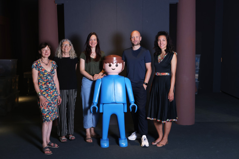 Das Team des Jungen Museums, Cathérine Biasini, Karin Birk, Heike Externbrink-Becker (v.l.n.r.) und Leah Houy (r.) zusammen mit Diorama Artist Oliver Schaffer (2.v.r.).  (Bildnachweis: Historisches Museum der Pfalz/Foto: Julia Paul)