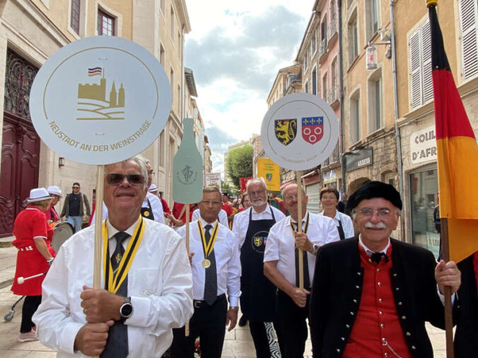 Am Samstagnachmittag zog der Umzug der 40 Bruderschaften, die aus ganz Frankreich angereist waren, in festlicher Stimmung durch das Stadtzentrum. (Foto: Stadtverwaltung Neustadt)