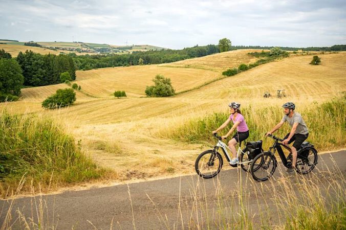 Paar unterwegs auf dem Nordpfälzer Höhenradweg (Foto: Dominik Ketz / Pfalz Touristik e.V.)