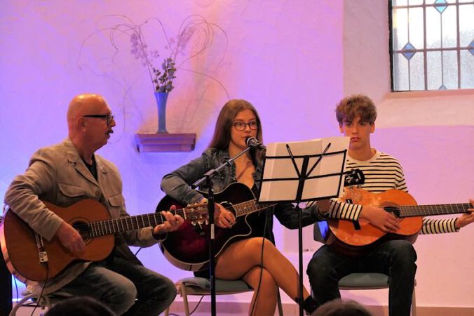 An der Seite von Harald Bellaire mit ihrer Gitarre Paula Dully und Oskar Hodyas (Foto: Kreisverwaltung Südwestpfalz)