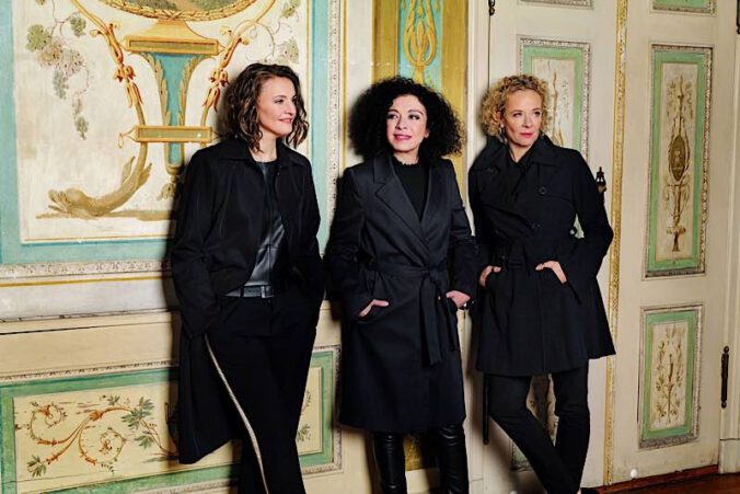 Die drei Ausnahmekünstlerinnen Franziska Hölscher (Violine), Marianna Shirinyan (Klavier) und Katja Riemann (Foto: Mirjam Knickriem)
