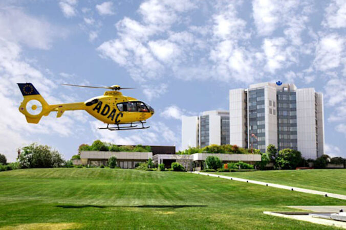 Klinik und Christoph 5 (Foto: ADAC Luftrettung)