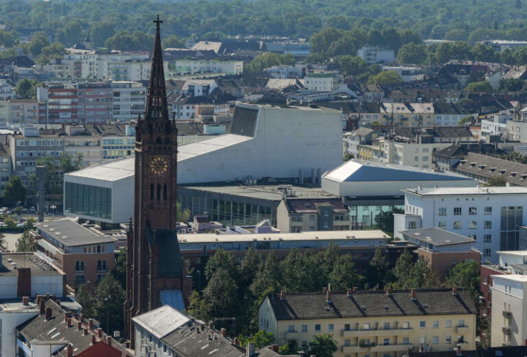 Lutherkirche und Pfalzbau in Ludwigshafen (Foto: Holger Knecht)