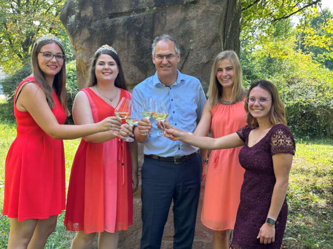 Hanna Spies und Laura Götze (Weinprinzessinnen 2022/2023) Landrat Dietmar Seefeldt, Sarah Eid und Joanne Stibig (Weinprinzessinnen 2023/2024) (Südliche Weinstrasse e.V., Cristina Witte-Parra)