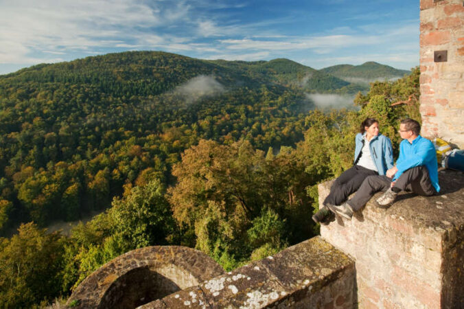 Wanderer auf der Burg Landeck (Foto: Dominik Ketz / Rheinland-Pfalz Tourismus GmbH)