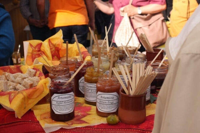 Durchprobieren beim Marmeladenmarkt (Foto: Landesforsten.RLP.de / J.Fieber)