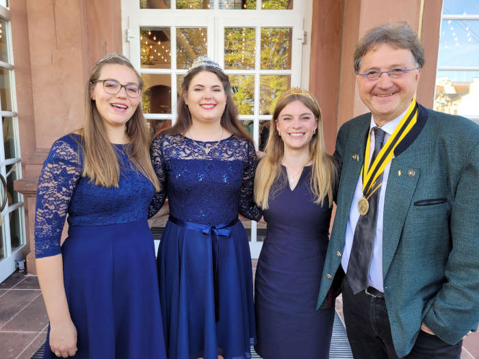 Weinhoheiten mit Bruderschaftsmeister Michael Landgraf vor dem Einzug (Foto: Michael Landgraf)