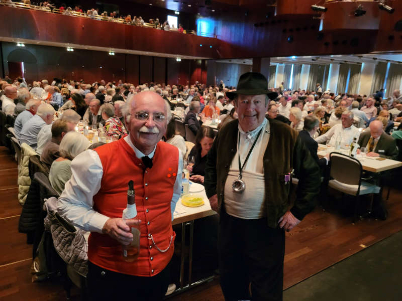 Trachtengruppe Neustadt und Weinbruderschaft Macon (Foto: Michael Landgraf)