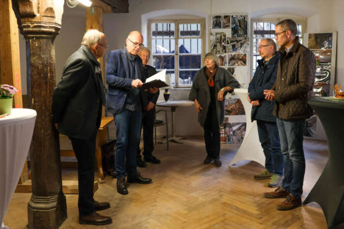 Oberbürgermeister Dr. Dominik Geißler (2.v.l.) übergibt den Kunst- und Kulturpreis der Dr. Feldbausch-Stiftung im Beisein von Bürgermeister Dr. Maximilian Ingenthron (rechts) und Beigeordnetem Jochen Silbernagel (2.v.r.) sowie Projektinitiatorin Gunhild Wolf und Dr. Karl-Heinz Rothenberger an Dr. Michael Zumpe (links). (Quelle: Stadt Landau)