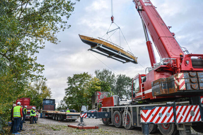 Auskranen der "Lusoria Rhenana" (Foto: KV Germersheim/mda)