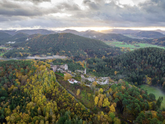 Die Burg Altdahn im Pfälzerwald (Heimatlichter GmbH / Pfalz Touristik e.V. (CC BY 4.0, https://creativecommons.org/licenses/by/4.0)