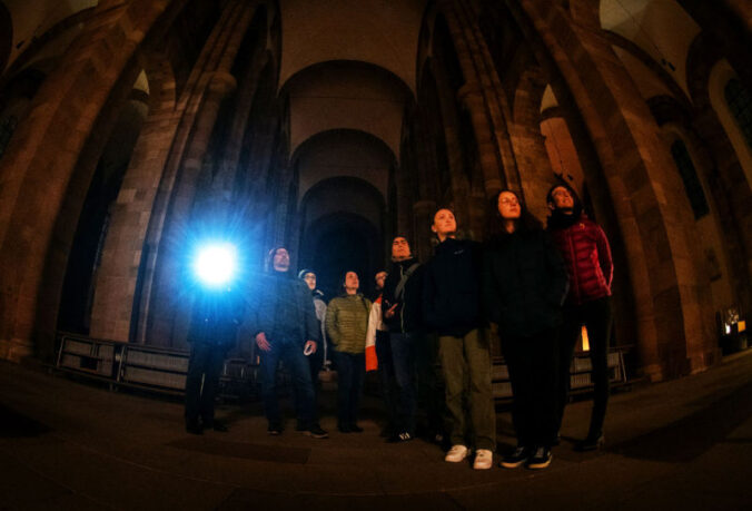 Domführung im Schein der Taschenlampe (Quelle: Domkapitel Speyer, Foto: Klaus Landry)