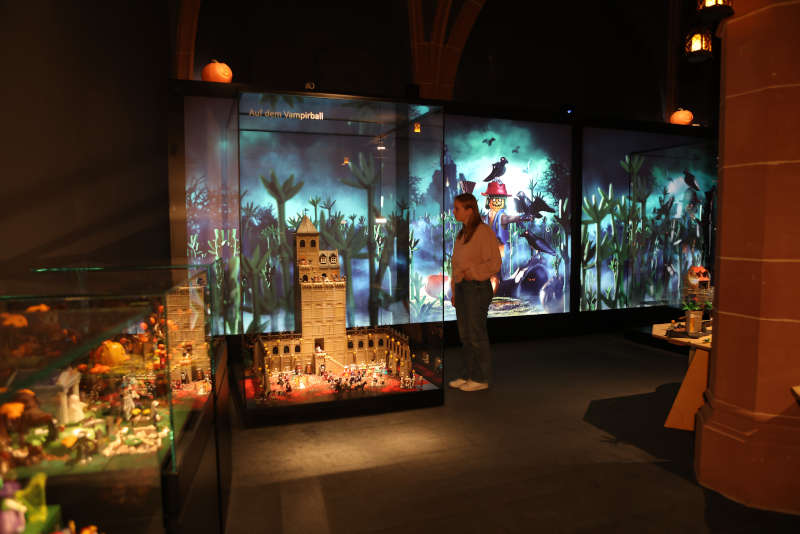 Ein eigener Raum in der Ausstellung widmet sich der Welt der Geister und Gespenster. (Bildnachweis: Historisches Museum der Pfalz/Foto: Julia Paul)
