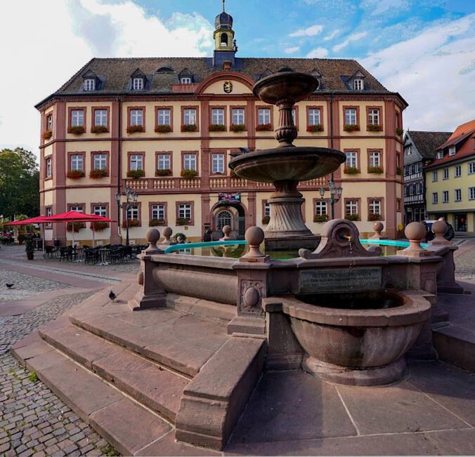 Rathaus und Marktplatzbrunnen in Neustadt an der Weinstraße (Foto: Holger Knecht)