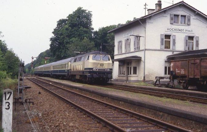 Umleiterzug vom Sommer 1987 bei der Durchfahrt des früheren Bahnhofs Hochstadt (Foto: Fritz Engbarth).