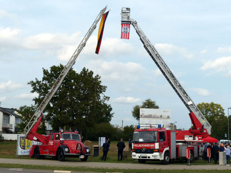 Zwei Drehleiterfahrzeuge (Foto: Feuerwehr Neustadt)