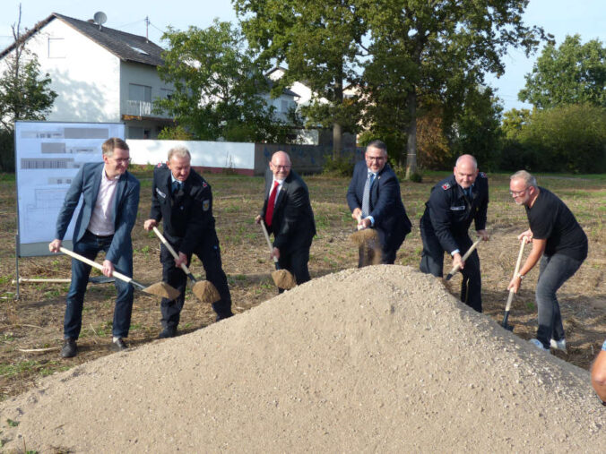 v.l.: Baudezernent Bernhard Adams, stv. Zugführer Thomas Roth, Ortsvorsteher Claus Schick, Oberbürgermeister Marc Weigel, Zugführer Andrè Luipold, Projektleiter Eike Müller (Foto: Feuerwehr Neustadt)