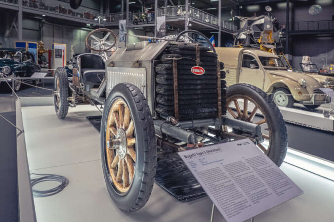 Die Ausstellung umfasst eindrucksvolle Exponate französischer Automobilgeschichte (Quelle: TMSNHSP)