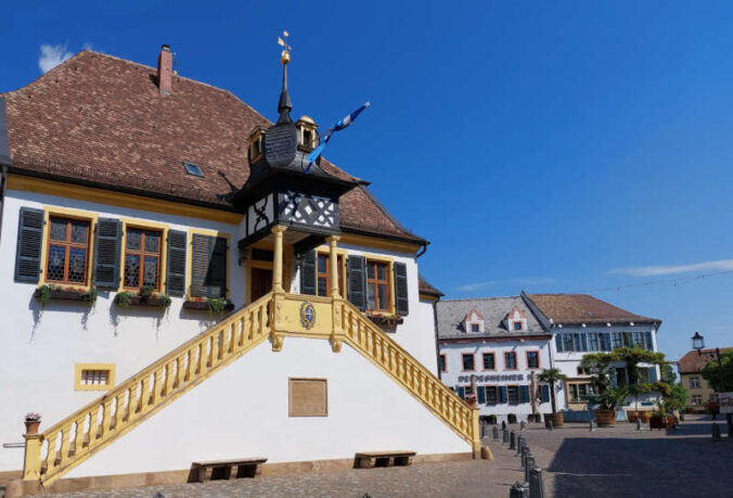 Das Historische Rathaus in Deidesheim beherbergt das Museum für Weinkultur. (Foto: Tourist Service GmbH Deidesheim)