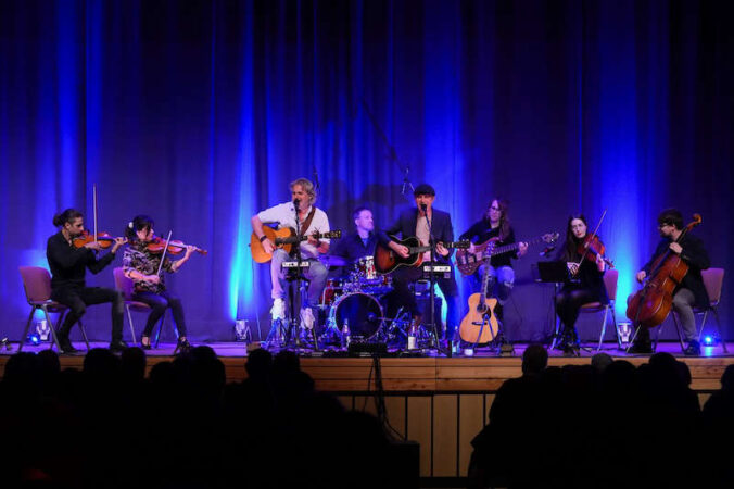 Simon & Garfunkel Tribute meets Classic: das Duo Graceland mit Streichquartett & Band am 09.11.2023 in Maikammer (Foto: Holger Knecht)