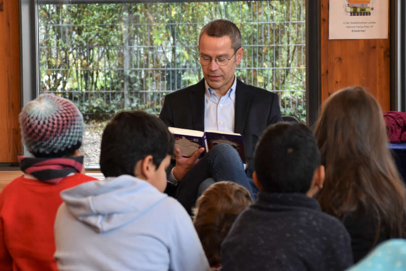 Auch in diesem Jahr wird Bürgermeister Dr. Maximilian Ingenthron wieder vorlesen – diesmal den Vorschulkindern der Kita Christ König. (Quelle: Stadt Landau)