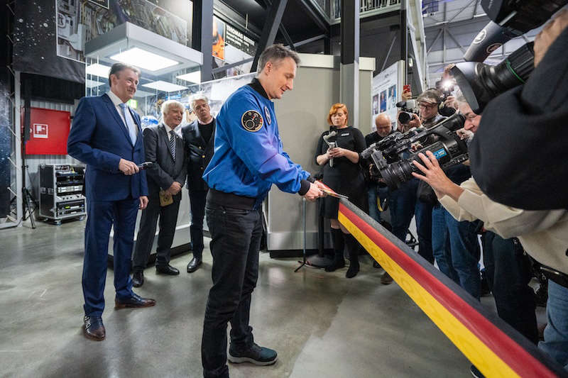 Matthias Maurer eröffnet den ihm gewidmeten Bereich der Ausstellung „Apollo and Beyond“. (Quelle: TMSNHSP)