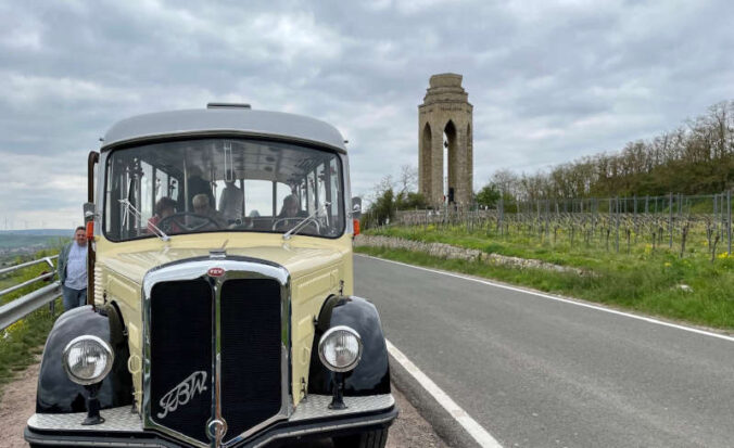 Genussbustour - Bus vor Zeller Denkmal (Foto: Sebastian Stollhof)