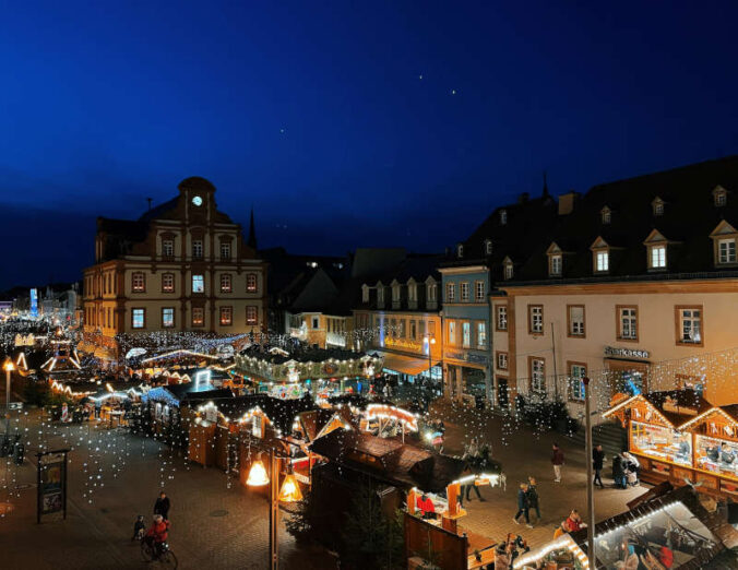 Weihnachtsmarkt Speyer - Blick auf Alte Münz bei Nacht (Foto: Jessica Jaschkowitz/Stadt Speyer)