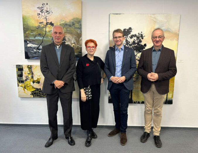 Stefan W. Kunze, Leiter und Koordinator der Kunstreihe in der Verbandsgemeinde, Künstlerin Marie Madeleine Noiseux, Bürgermeister Daniel Salm und Erster Beigeordneter Eberhard Frankmann. (Foto: Verbandsgemeindeverwaltung Edenkoben)