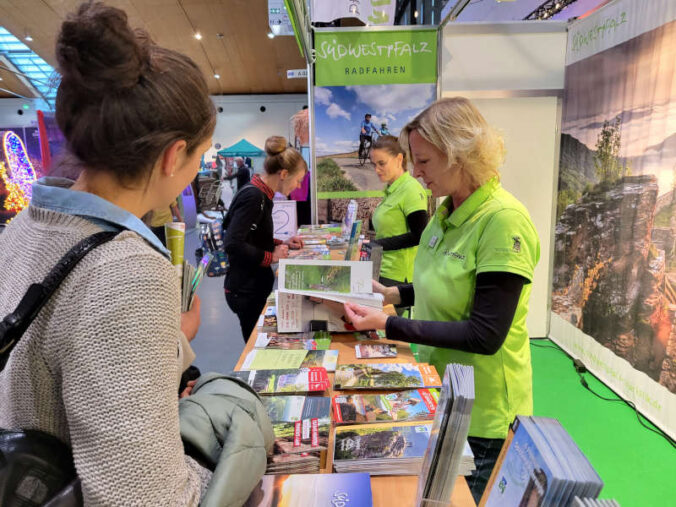 v.l.: Anne Seehaus und Michaela Herbort am Stand der Südwestpfalz Touristik (Foto: Südwestpfalz Touristik)